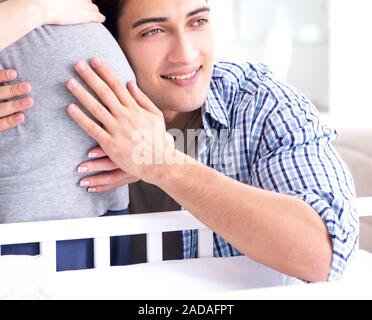 I giovani genitori aspettano il loro primo bambino Foto Stock