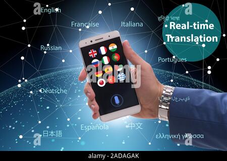 Concetto di traduzione in tempo reale con app per smartphone Foto Stock