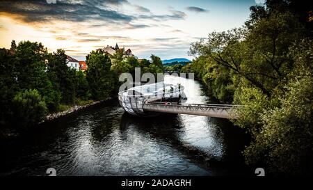 Vista sul fiume Mur, Murinsel dal ponte. Foto Stock