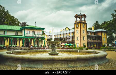 Città vecchia in Polonia Iwonicz Zdroj. Vista in Town Square, la fontana e il municipio. Foto Stock