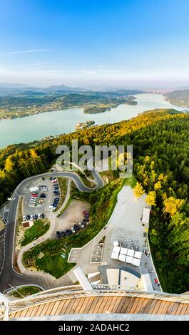 Panorama del lago e delle montagne a Worthersee Karnten Austria località turistica Foto Stock