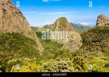 Il famoso weathered camini vulcanici nel Parco Nazionale di Garajonay, La Gomera, Spagna Foto Stock