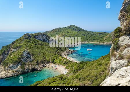 Timoni Bay di Afionas, una popolare destinazione turistica, Corfù, Grecia Foto Stock