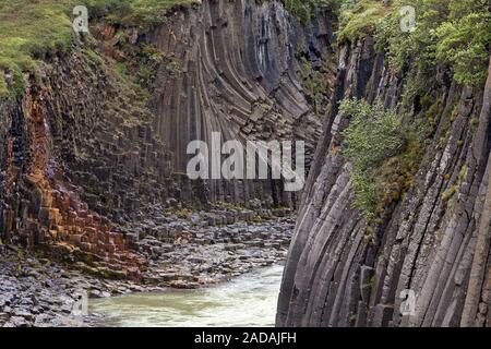 Valley Studlagil con colonne di basalto e glacier river Jorkulsa un Bru, Est Islanda Islanda Foto Stock