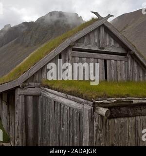 Sod house a Viking Village, set cinematografico a montagna Vestrahorn, Hornvik Bay, Islanda Foto Stock