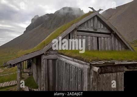 Sod house a Viking Village, set cinematografico a montagna Vestrahorn, Hornvik Bay, Islanda Foto Stock