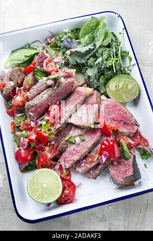 Sud tradizionale barbecue americano wagyu carne arrosto affettata con il Pico de Gallo e salsa verde guarnito con lattuga come top vie Foto Stock