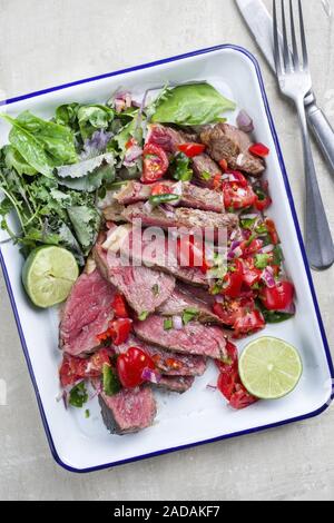 Sud tradizionale barbecue americano wagyu carne arrosto affettata con il Pico de Gallo e salsa verde guarnito con lattuga come top vie Foto Stock