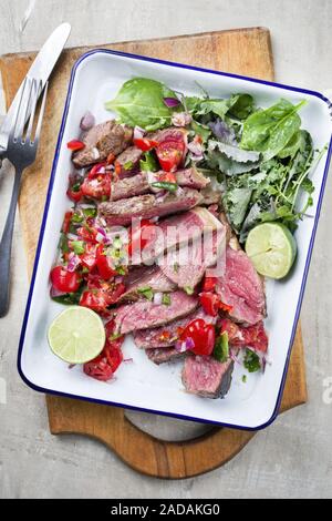 Sud tradizionale barbecue americano wagyu carne arrosto affettata con il Pico de Gallo e salsa verde guarnito con lattuga come top vie Foto Stock