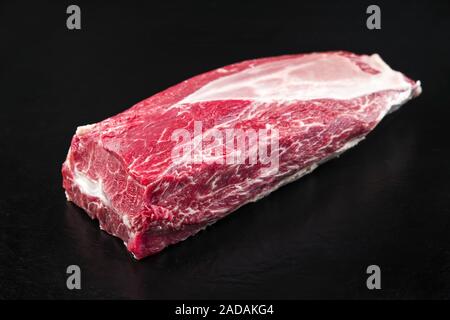 Materie secco wagyu invecchiato carni bovine della pala superiore come arrosto closeup su sfondo nero con spazio di copia Foto Stock
