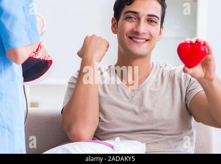Paziente ottenere la trasfusione di sangue in ospedale Foto Stock