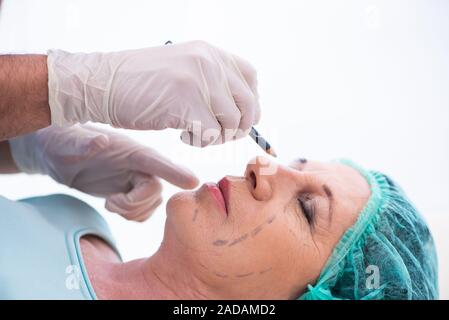 Vecchia donna visita medico maschio per la chirurgia plastica Foto Stock