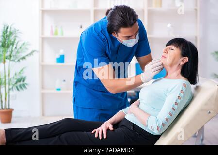 Vecchia donna visita medico maschio per la chirurgia plastica Foto Stock