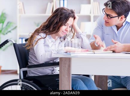 Studenti disabili studiare e preparazione per gli esami di college Foto Stock