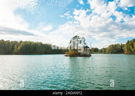 Estate paesaggio del lago con cristallo e acqua fresca Aya Foto Stock