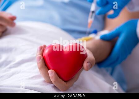 Paziente di sesso maschile di ottenere la trasfusione di sangue in ospedale Foto Stock