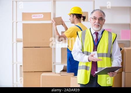 Professional movers facendo home delocalizzazione Foto Stock