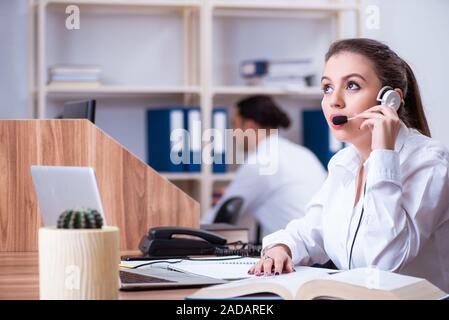 Operatori Call center lavora in ufficio Foto Stock
