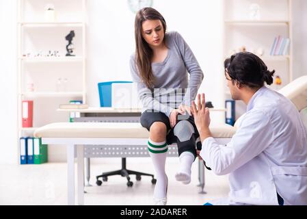 Giovane medico maschio e femmina bella paziente Foto Stock