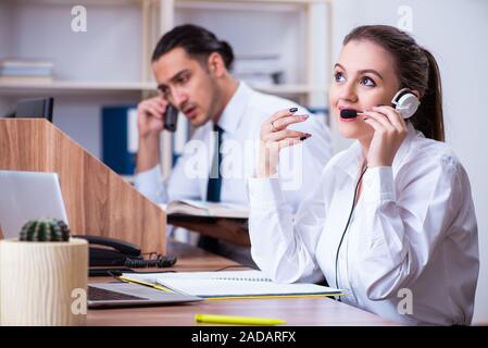 Operatori Call center lavora in ufficio Foto Stock