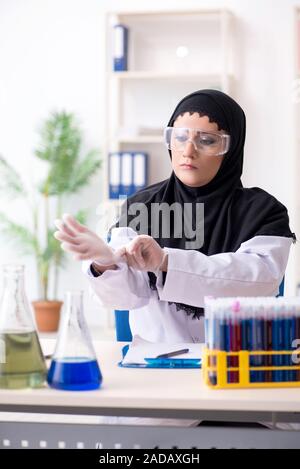 Femmina in farmacia hijab in laboratorio Foto Stock