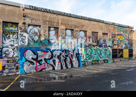 Graffiti edificio coperto in Suvilahti wasteland, Helsinki, Finlandia Foto Stock