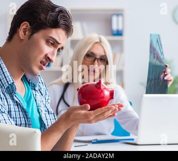 Paziente maschio arrabbiato con costosi healthcare bill Foto Stock