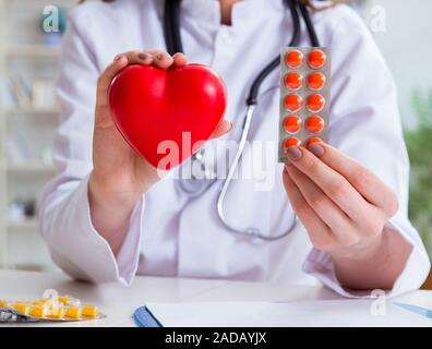 Medico cardiologo con cuore rosso in ospedale Foto Stock