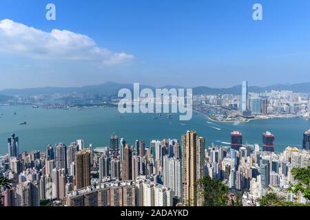 Skyline di Hong Kong e del porto di Victoria come si vede dal picco durante il giorno. Foto Stock