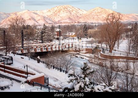 Un inverno da copertina paesaggio - Washington Avenue ponte sul torrente chiaro in Golden, Colorado, STATI UNITI D'AMERICA Foto Stock