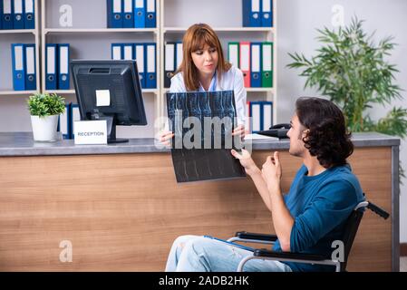 Paziente giovane alla reception in ospedale Foto Stock