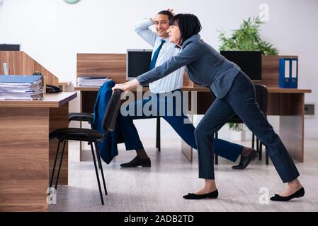Due dipendenti facendo sport esercizi in ufficio Foto Stock