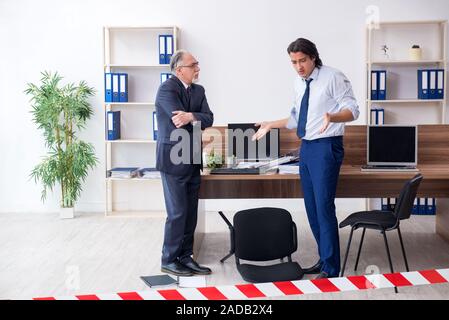 Forensic investigator indagando furto in ufficio Foto Stock