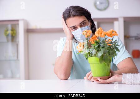Giovane uomo che soffre di allergie Foto Stock