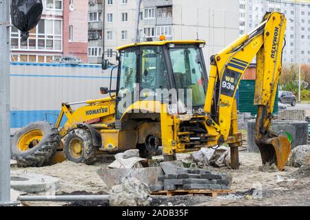 Tyumen, Russia-October 14, 2019: Lonely rotto vecchio bulldozer giallo nella città. Costruzione di case opera incompiuta Foto Stock