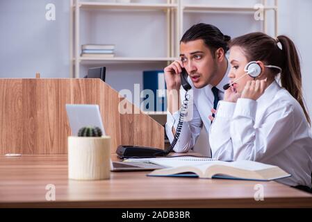 Operatori Call center lavora in ufficio Foto Stock