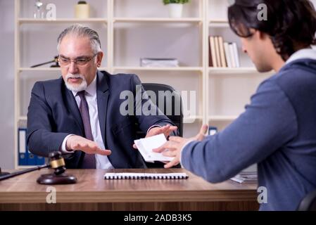 Vecchio avvocato maschio nel concetto di corruzione Foto Stock