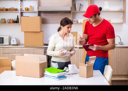 Giovane imprenditore maschio e femmina cliente nel concetto in movimento Foto Stock