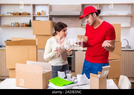 Giovane imprenditore maschio e femmina cliente nel concetto in movimento Foto Stock