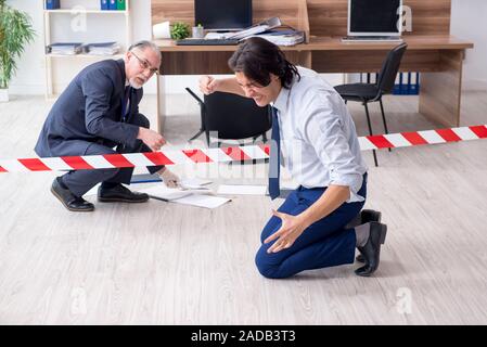 Forensic investigator indagando furto in ufficio Foto Stock