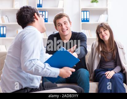 Famiglia visitando psicologo per problema familiare Foto Stock