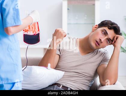 Il paziente ottenere la trasfusione di sangue in ospedale Foto Stock