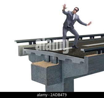 Imprenditore pronto a superare il ponte rotto Foto Stock