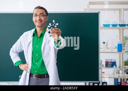 Giovane maschio farmacia insegnante di fronte di Blackboard Foto Stock