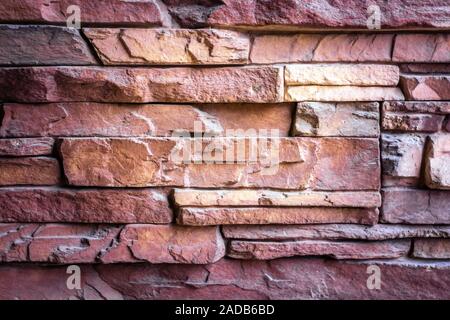 Sottile colorato di pietra da taglio muro di mattoni texture di sfondo astrazione. Foto Stock