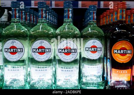 Tyumen, Russia-avg 25, 2019: Martini Bianco la vendita presso i magazzini della metro hypermarket. Vermouth piano grande vendita nei negozi Foto Stock