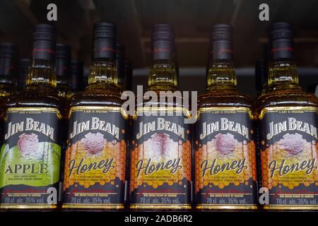 Tyumen, Russia - 27 agosto 2019: bere Jim Beam Scotch whisky la vendita in negozi metro cash and carry. Forte di alcool Apple di whiskey e miele Foto Stock