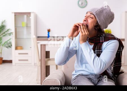 Giovane uomo che soffre di influenza a casa Foto Stock