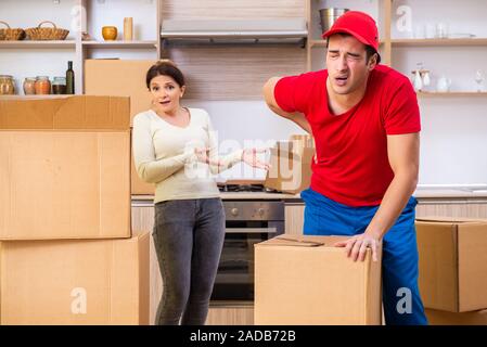 Giovane imprenditore maschio e femmina cliente nel concetto in movimento Foto Stock