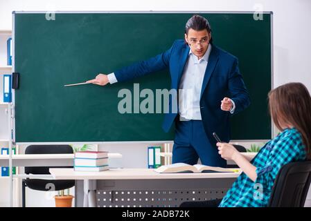 Bel giovane insegnante e studente femmina in classe Foto Stock